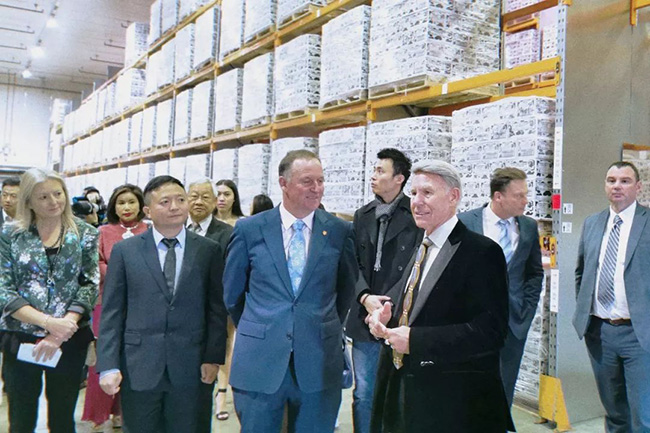 新西兰三任总理John key阁下与中国运营团队代表一起参观工厂.jpg